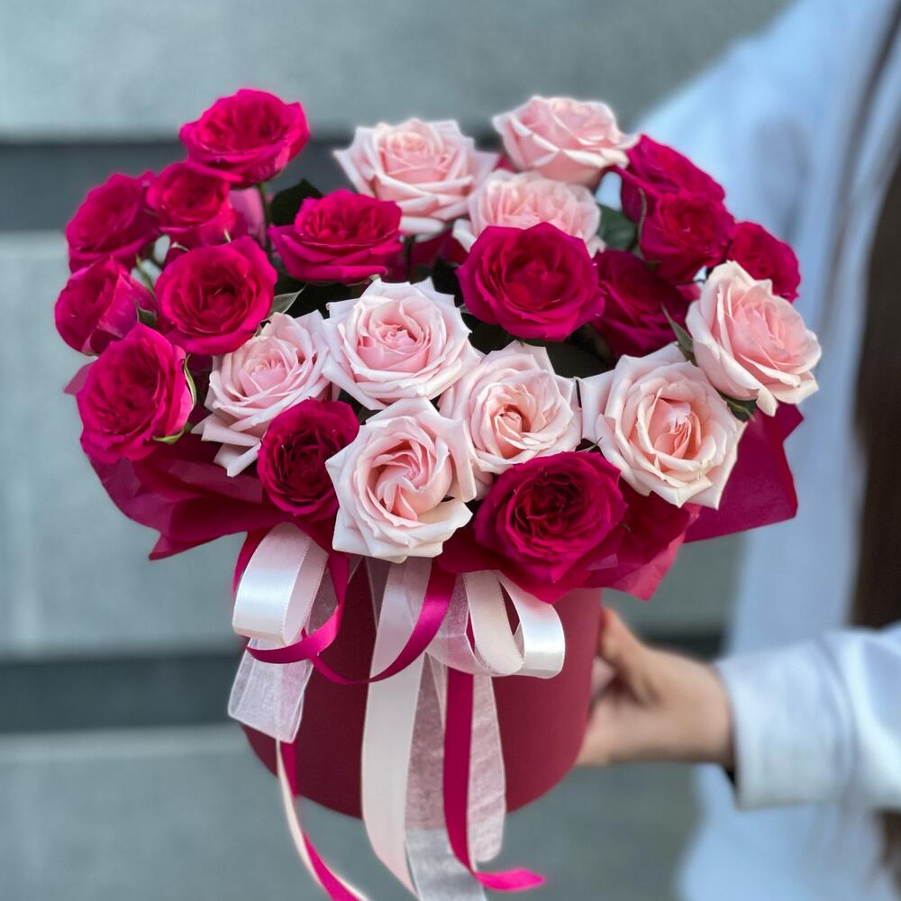 https://content2.flowwow-images.com/data/flowers/1000x1000/53/1715884929_37669553.jpg